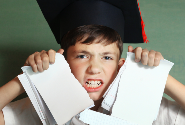 Dlaczego dziecko odmawia używania języka obcego, skoro często w nim do niego mówię?