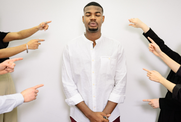 Jak radzić sobie z presją otoczenia, które uważa, że dwujęzyczność może “zamieszać w głowie” dziecku?